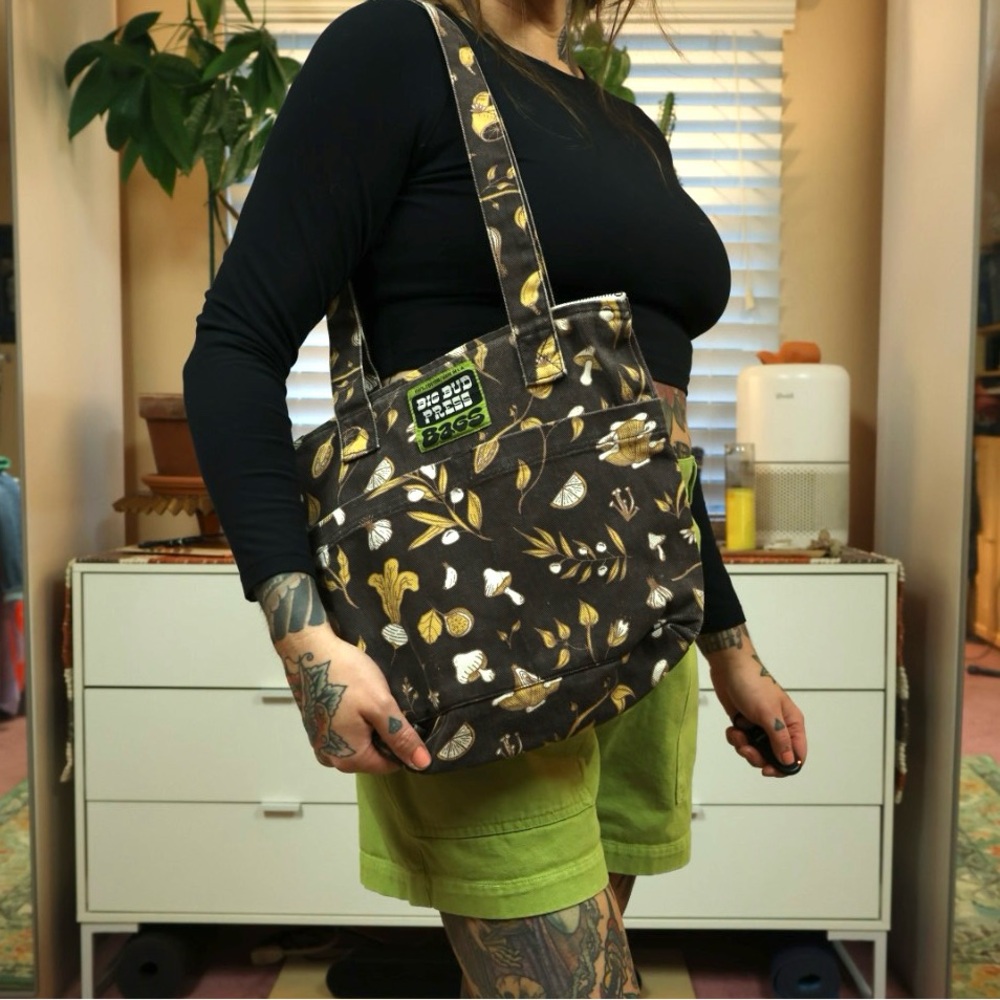 BIG BUD BRESS Over Shoulder Zip Mini Tote